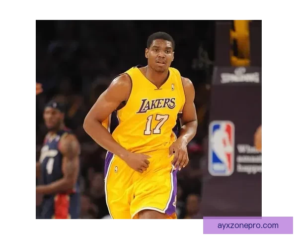 好久不见38岁拜纳姆现身洛杉矶骑行昔日湖人双冠功臣再引球迷回忆